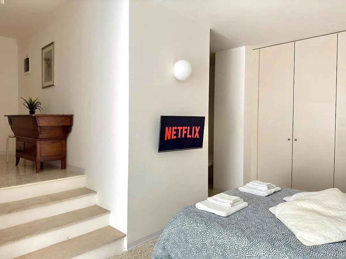Minimal Apartment Navigli ミラノ イタリア