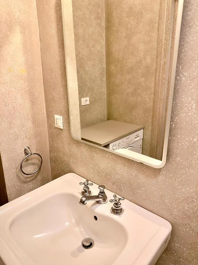 Minimal Apartment Navigli ミラノ イタリア