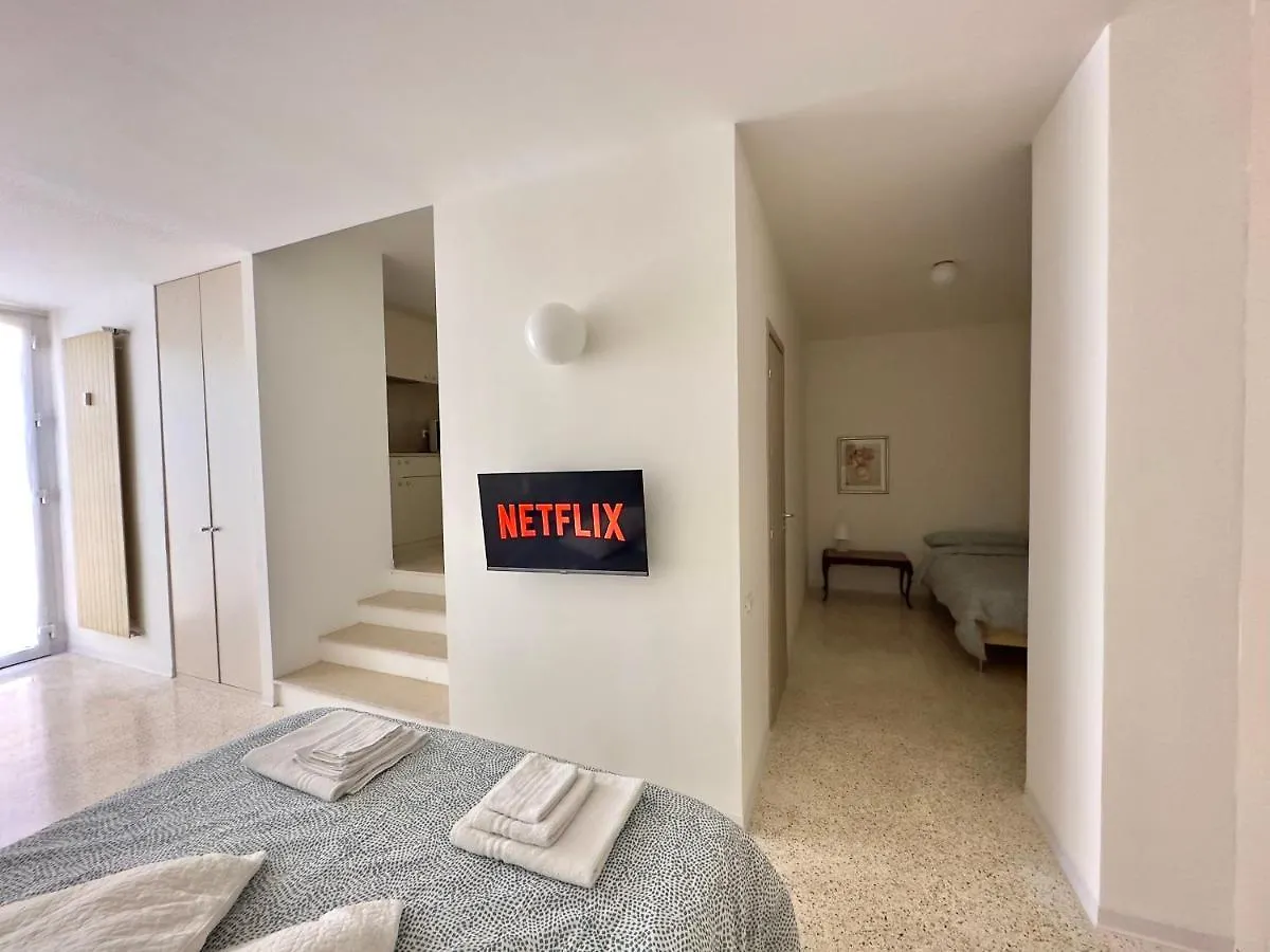 Minimal Apartment Navigli ミラノ