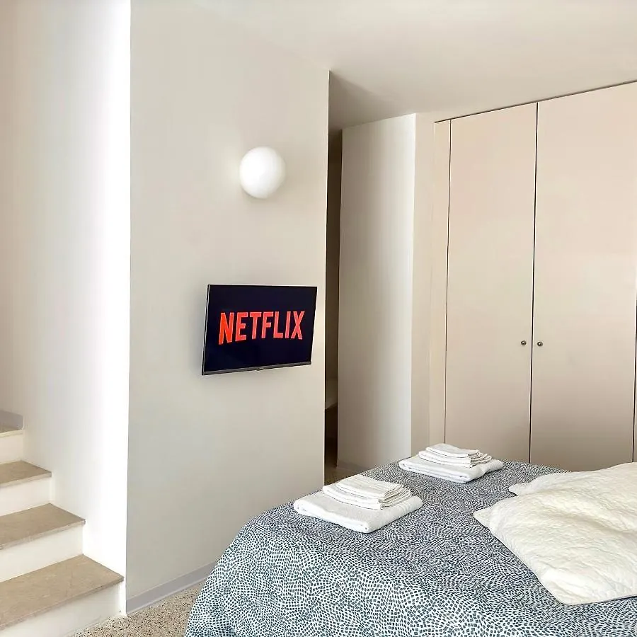 Minimal Apartment Navigli ミラノ